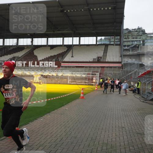 07.12.2025 - St. Pauli X-Mass-Run No. 15 Fabian Wolf http://msf.ph/oto/9412195 07.12.2025 11:16:05 Ziel 1800, 1802, 1821, 1825, 2195, 2464, 3326 meine-sportfotos.de