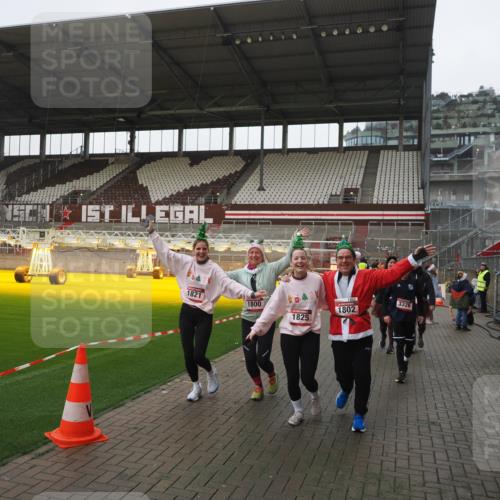 07.12.2025 - St. Pauli X-Mass-Run No. 15 Fabian Wolf http://msf.ph/oto/9412251 07.12.2025 11:16:17 Ziel 1800, 1802, 1821, 1825, 2195, 2464, 3241, 3256, 3326 meine-sportfotos.de