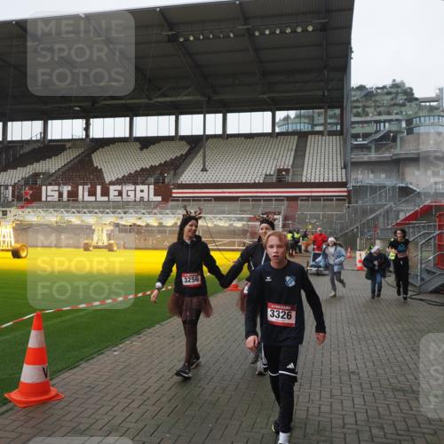 07.12.2025 - St. Pauli X-Mass-Run No. 15 Fabian Wolf http://msf.ph/oto/9412290 07.12.2025 11:16:21 Ziel 1800, 1802, 1821, 1825, 3241, 3256, 3326 meine-sportfotos.de