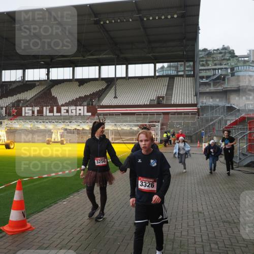 07.12.2025 - St. Pauli X-Mass-Run No. 15 Fabian Wolf http://msf.ph/oto/9412296 07.12.2025 11:16:21 Ziel 1800, 1802, 1821, 1825, 3241, 3256, 3326 meine-sportfotos.de