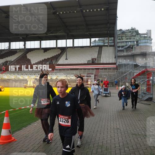 07.12.2025 - St. Pauli X-Mass-Run No. 15 Fabian Wolf http://msf.ph/oto/9412305 07.12.2025 11:16:22 Ziel 1800, 1802, 1821, 1825, 3241, 3256, 3326 meine-sportfotos.de