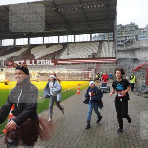 07.12.2025 - St. Pauli X-Mass-Run No. 15 Fabian Wolf http://msf.ph/oto/9412330 07.12.2025 11:16:23 Ziel 1800, 1802, 1821, 1825, 3241, 3256 meine-sportfotos.de