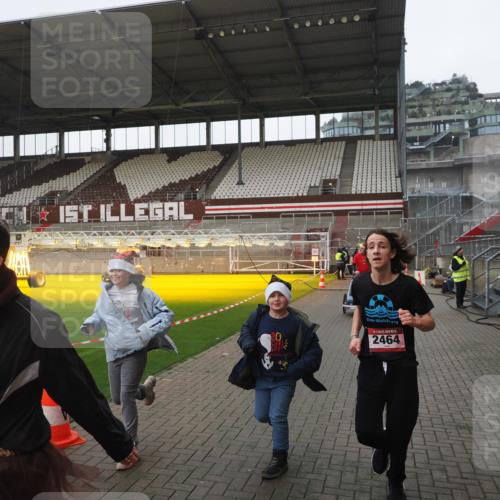 07.12.2025 - St. Pauli X-Mass-Run No. 15 Fabian Wolf http://msf.ph/oto/9412336 07.12.2025 11:16:24 Ziel 1800, 1802, 3241, 3256 meine-sportfotos.de