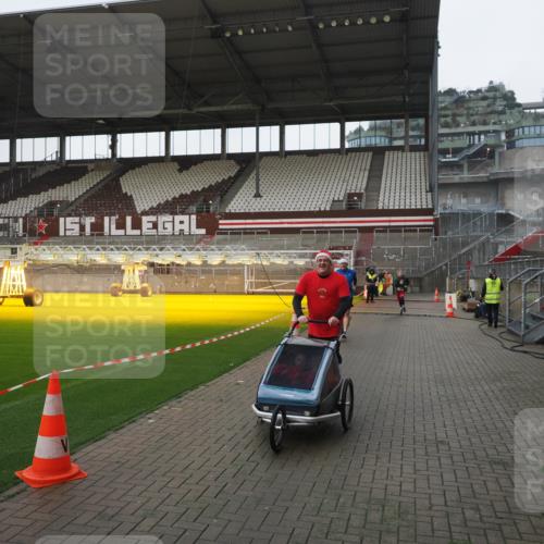 07.12.2025 - St. Pauli X-Mass-Run No. 15 Fabian Wolf http://msf.ph/oto/9412358 07.12.2025 11:16:28 Ziel 1017, 1350 meine-sportfotos.de