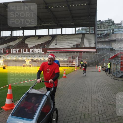 07.12.2025 - St. Pauli X-Mass-Run No. 15 Fabian Wolf http://msf.ph/oto/9412379 07.12.2025 11:16:30 Ziel 1017, 1350 meine-sportfotos.de