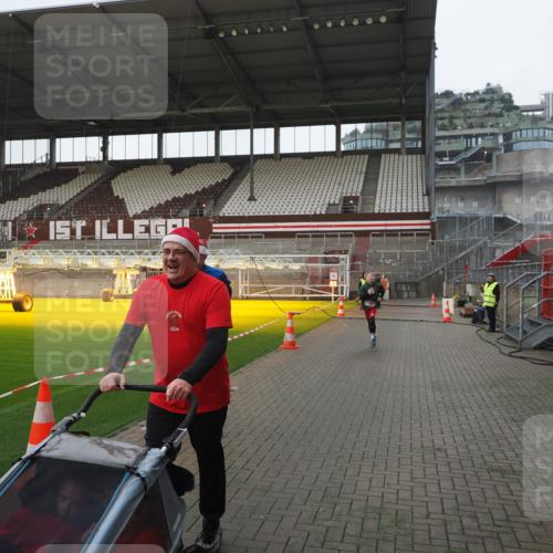 07.12.2025 - St. Pauli X-Mass-Run No. 15 Fabian Wolf http://msf.ph/oto/9412385 07.12.2025 11:16:30 Ziel 1017, 1350 meine-sportfotos.de