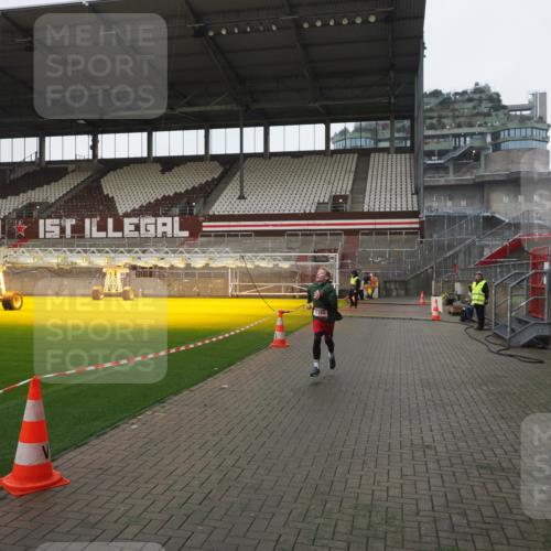 07.12.2025 - St. Pauli X-Mass-Run No. 15 Fabian Wolf http://msf.ph/oto/9412388 07.12.2025 11:16:31 Ziel 1017, 1350 meine-sportfotos.de