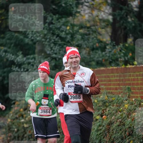 07.12.2025 - St. Pauli X-Mass-Run No. 15 Michael Burmester http://msf.ph/oto/9412402 07.12.2025 10:01:40 Laufen 3984, 3988 meine-sportfotos.de