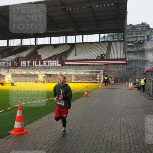 07.12.2025 - St. Pauli X-Mass-Run No. 15 Fabian Wolf http://msf.ph/oto/9412407 07.12.2025 11:16:33 Ziel 1017, 1350 meine-sportfotos.de