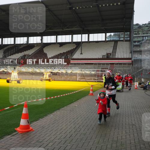 07.12.2025 - St. Pauli X-Mass-Run No. 15 Fabian Wolf http://msf.ph/oto/9412494 07.12.2025 11:17:18 Ziel 1122, 1125, 1127, 1130, 1340, 1529, 1531, 1686, 2766, 2846, 2849 meine-sportfotos.de
