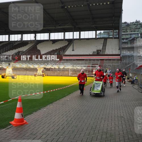 07.12.2025 - St. Pauli X-Mass-Run No. 15 Fabian Wolf http://msf.ph/oto/9412524 07.12.2025 11:17:20 Ziel 551, 1122, 1125, 1127, 1130, 1340, 1529, 1531, 1686, 2477, 2766, 2846, 2849 meine-sportfotos.de