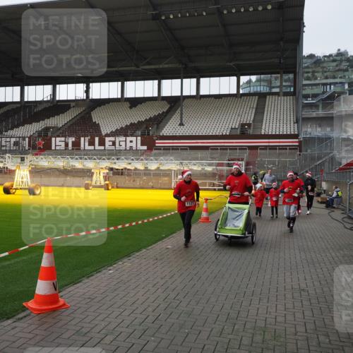 07.12.2025 - St. Pauli X-Mass-Run No. 15 Fabian Wolf http://msf.ph/oto/9412530 07.12.2025 11:17:21 Ziel 551, 1122, 1125, 1127, 1130, 1340, 1529, 1531, 1686, 2477, 2766, 2846, 2849 meine-sportfotos.de