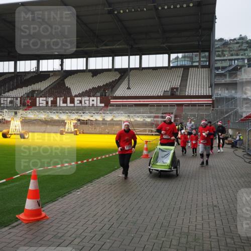 07.12.2025 - St. Pauli X-Mass-Run No. 15 Fabian Wolf http://msf.ph/oto/9412533 07.12.2025 11:17:21 Ziel 551, 1122, 1125, 1127, 1130, 1340, 1529, 1531, 1686, 2477, 2766, 2846, 2849 meine-sportfotos.de