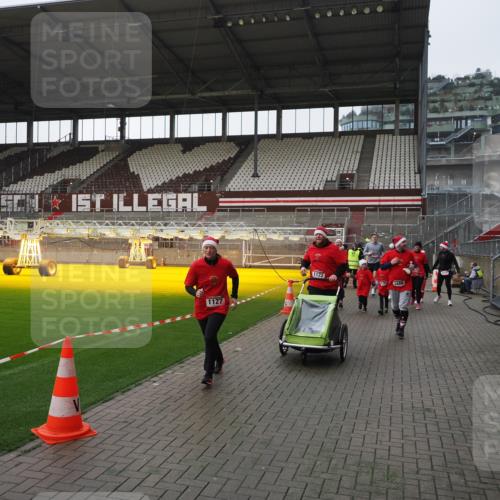 07.12.2025 - St. Pauli X-Mass-Run No. 15 Fabian Wolf http://msf.ph/oto/9412540 07.12.2025 11:17:21 Ziel 551, 1122, 1125, 1127, 1130, 1340, 1529, 1531, 1686, 2477, 2766, 2846, 2849 meine-sportfotos.de