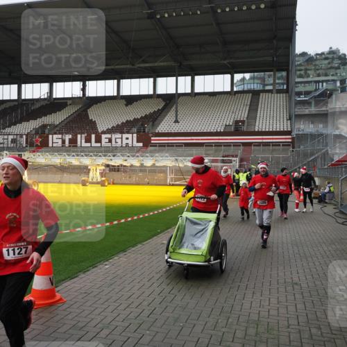 07.12.2025 - St. Pauli X-Mass-Run No. 15 Fabian Wolf http://msf.ph/oto/9412551 07.12.2025 11:17:22 Ziel 551, 1122, 1125, 1127, 1130, 1340, 1529, 1531, 1686, 2477, 2766, 2846, 2849 meine-sportfotos.de