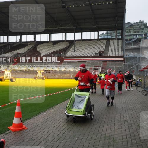 07.12.2025 - St. Pauli X-Mass-Run No. 15 Fabian Wolf http://msf.ph/oto/9412554 07.12.2025 11:17:22 Ziel 551, 1122, 1125, 1127, 1130, 1340, 1529, 1531, 1686, 2477, 2766, 2846, 2849 meine-sportfotos.de