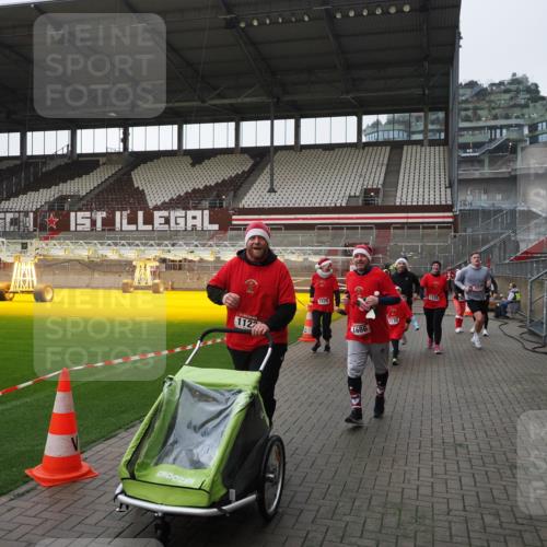 07.12.2025 - St. Pauli X-Mass-Run No. 15 Fabian Wolf http://msf.ph/oto/9412566 07.12.2025 11:17:23 Ziel 551, 1122, 1125, 1127, 1130, 1340, 1529, 1531, 1686, 2477, 2766, 2846, 2849 meine-sportfotos.de