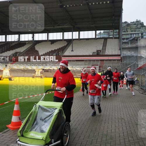 07.12.2025 - St. Pauli X-Mass-Run No. 15 Fabian Wolf http://msf.ph/oto/9412569 07.12.2025 11:17:23 Ziel 551, 1122, 1125, 1127, 1130, 1340, 1529, 1531, 1686, 2477, 2766, 2846, 2849 meine-sportfotos.de
