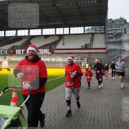 07.12.2025 - St. Pauli X-Mass-Run No. 15 Fabian Wolf http://msf.ph/oto/9412578 07.12.2025 11:17:24 Ziel 551, 1122, 1125, 1127, 1130, 1340, 1529, 1531, 1686, 2477, 2766, 2846, 2849 meine-sportfotos.de