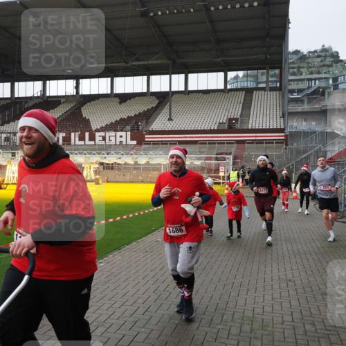 07.12.2025 - St. Pauli X-Mass-Run No. 15 Fabian Wolf http://msf.ph/oto/9412581 07.12.2025 11:17:24 Ziel 551, 1122, 1125, 1127, 1130, 1340, 1529, 1531, 1686, 2477, 2766, 2846, 2849 meine-sportfotos.de