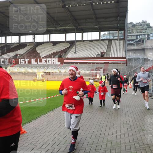 07.12.2025 - St. Pauli X-Mass-Run No. 15 Fabian Wolf http://msf.ph/oto/9412584 07.12.2025 11:17:24 Ziel 551, 1122, 1125, 1127, 1130, 1340, 1529, 1531, 1686, 2477, 2766, 2846, 2849 meine-sportfotos.de