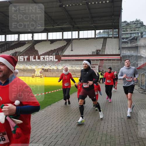 07.12.2025 - St. Pauli X-Mass-Run No. 15 Fabian Wolf http://msf.ph/oto/9412596 07.12.2025 11:17:25 Ziel 551, 1122, 1125, 1127, 1130, 1340, 1529, 1531, 1686, 2477, 2766, 2846, 2849 meine-sportfotos.de