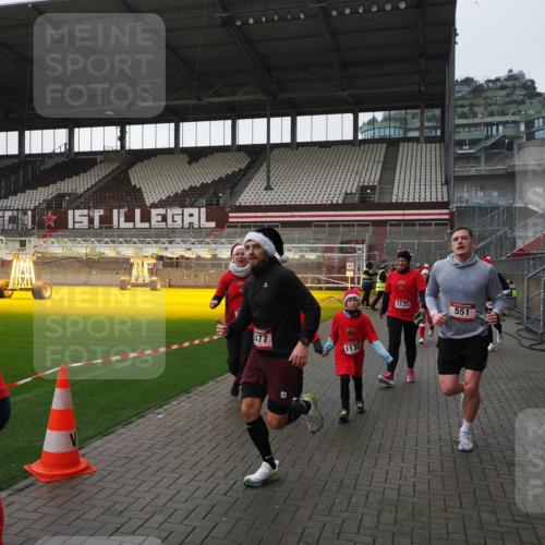 07.12.2025 - St. Pauli X-Mass-Run No. 15 Fabian Wolf http://msf.ph/oto/9412599 07.12.2025 11:17:25 Ziel 551, 1122, 1125, 1127, 1130, 1340, 1529, 1531, 1686, 2477, 2766, 2846, 2849 meine-sportfotos.de