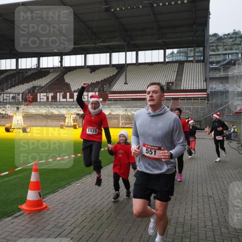 07.12.2025 - St. Pauli X-Mass-Run No. 15 Fabian Wolf http://msf.ph/oto/9412611 07.12.2025 11:17:26 Ziel 551, 1122, 1125, 1127, 1130, 1340, 1529, 1531, 1686, 2477, 2766, 2846, 2849 meine-sportfotos.de