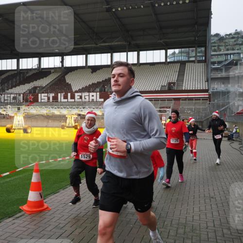 07.12.2025 - St. Pauli X-Mass-Run No. 15 Fabian Wolf http://msf.ph/oto/9412614 07.12.2025 11:17:26 Ziel 551, 1122, 1125, 1127, 1130, 1340, 1529, 1531, 1686, 2477, 2766, 2846, 2849 meine-sportfotos.de