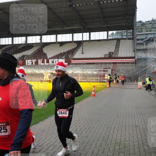 07.12.2025 - St. Pauli X-Mass-Run No. 15 Fabian Wolf http://msf.ph/oto/9412655 07.12.2025 11:17:29 Ziel 551, 845, 1122, 1125, 1127, 1130, 1340, 1529, 1531, 1686, 2477, 2766, 2846, 2849 meine-sportfotos.de