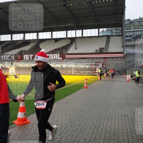 07.12.2025 - St. Pauli X-Mass-Run No. 15 Fabian Wolf http://msf.ph/oto/9412658 07.12.2025 11:17:29 Ziel 551, 845, 1122, 1125, 1127, 1130, 1340, 1529, 1531, 1686, 2477, 2766, 2846, 2849 meine-sportfotos.de