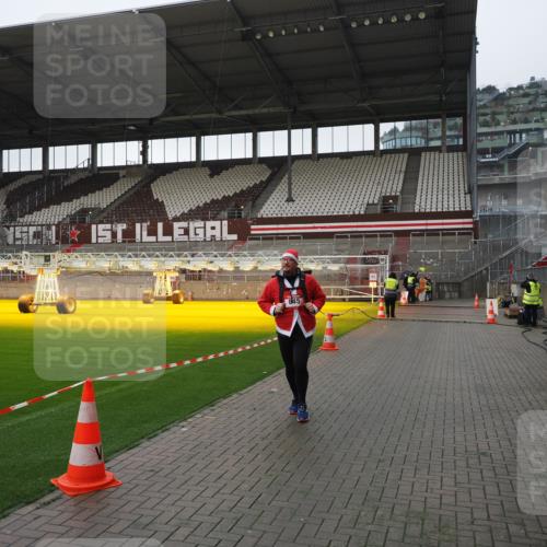 07.12.2025 - St. Pauli X-Mass-Run No. 15 Fabian Wolf http://msf.ph/oto/9412670 07.12.2025 11:17:39 Ziel 551, 845, 2477 meine-sportfotos.de