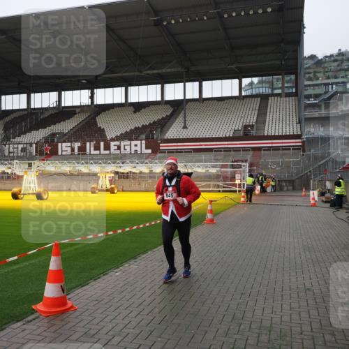 07.12.2025 - St. Pauli X-Mass-Run No. 15 Fabian Wolf http://msf.ph/oto/9412676 07.12.2025 11:17:39 Ziel 551, 845, 2477 meine-sportfotos.de