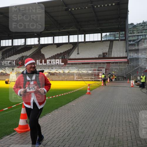 07.12.2025 - St. Pauli X-Mass-Run No. 15 Fabian Wolf http://msf.ph/oto/9412694 07.12.2025 11:17:40 Ziel 845, 2477 meine-sportfotos.de