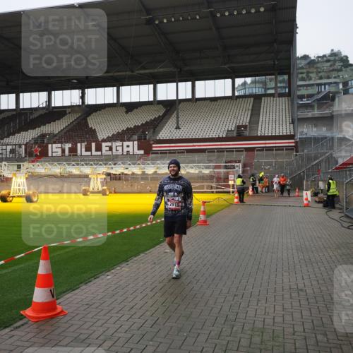 07.12.2025 - St. Pauli X-Mass-Run No. 15 Fabian Wolf http://msf.ph/oto/9412739 07.12.2025 11:17:58 Ziel 2915, 4627 meine-sportfotos.de