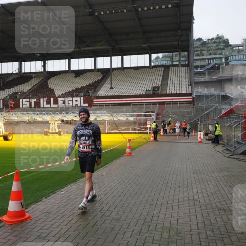 07.12.2025 - St. Pauli X-Mass-Run No. 15 Fabian Wolf http://msf.ph/oto/9412742 07.12.2025 11:17:59 Ziel 2915, 3221, 4627 meine-sportfotos.de