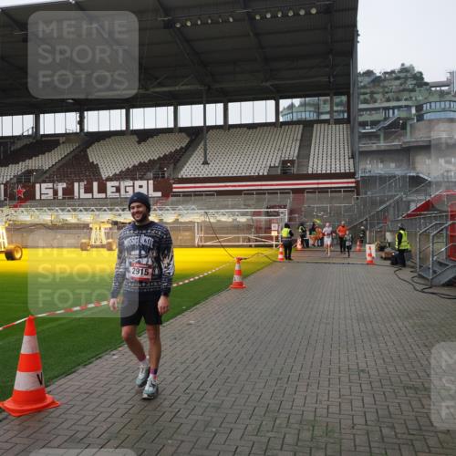 07.12.2025 - St. Pauli X-Mass-Run No. 15 Fabian Wolf http://msf.ph/oto/9412745 07.12.2025 11:18:00 Ziel 2915, 3221, 3327, 4627 meine-sportfotos.de