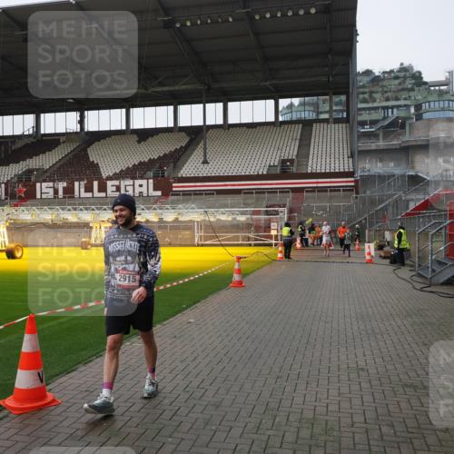 07.12.2025 - St. Pauli X-Mass-Run No. 15 Fabian Wolf http://msf.ph/oto/9412748 07.12.2025 11:18:00 Ziel 2915, 3221, 3327, 4627 meine-sportfotos.de