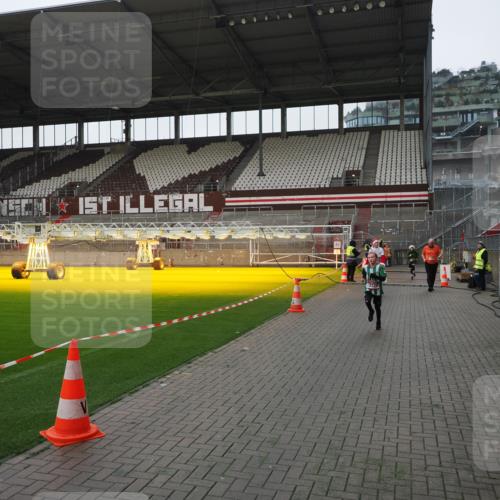 07.12.2025 - St. Pauli X-Mass-Run No. 15 Fabian Wolf http://msf.ph/oto/9412754 07.12.2025 11:18:04 Ziel 1325, 1348, 3221, 3327, 4627 meine-sportfotos.de