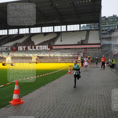 07.12.2025 - St. Pauli X-Mass-Run No. 15 Fabian Wolf http://msf.ph/oto/9412766 07.12.2025 11:18:04 Ziel 1325, 1348, 3221, 3327, 4627 meine-sportfotos.de