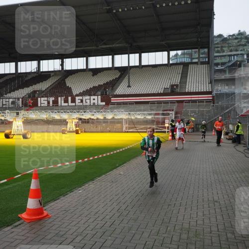 07.12.2025 - St. Pauli X-Mass-Run No. 15 Fabian Wolf http://msf.ph/oto/9412769 07.12.2025 11:18:05 Ziel 1325, 1348, 3221, 3327, 4627 meine-sportfotos.de