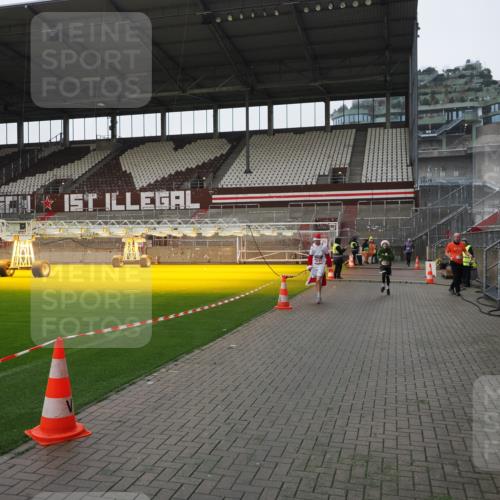 07.12.2025 - St. Pauli X-Mass-Run No. 15 Fabian Wolf http://msf.ph/oto/9412782 07.12.2025 11:18:06 Ziel 1325, 1348, 3221, 3327 meine-sportfotos.de