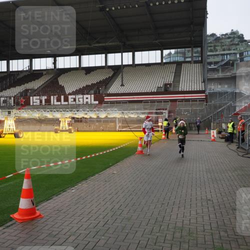 07.12.2025 - St. Pauli X-Mass-Run No. 15 Fabian Wolf http://msf.ph/oto/9412794 07.12.2025 11:18:07 Ziel 1325, 1348, 3221, 3327 meine-sportfotos.de
