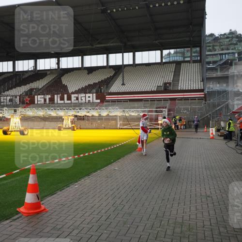 07.12.2025 - St. Pauli X-Mass-Run No. 15 Fabian Wolf http://msf.ph/oto/9412797 07.12.2025 11:18:08 Ziel 1325, 1348, 3221, 3327 meine-sportfotos.de