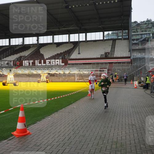 07.12.2025 - St. Pauli X-Mass-Run No. 15 Fabian Wolf http://msf.ph/oto/9412801 07.12.2025 11:18:09 Ziel 1325, 1348, 3201, 3221, 3327 meine-sportfotos.de