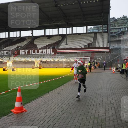 07.12.2025 - St. Pauli X-Mass-Run No. 15 Fabian Wolf http://msf.ph/oto/9412807 07.12.2025 11:18:09 Ziel 1325, 1348, 3201, 3221, 3327 meine-sportfotos.de