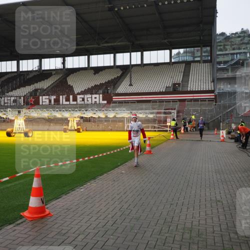 07.12.2025 - St. Pauli X-Mass-Run No. 15 Fabian Wolf http://msf.ph/oto/9412818 07.12.2025 11:18:10 Ziel 1325, 1348, 3201, 3221, 3327 meine-sportfotos.de