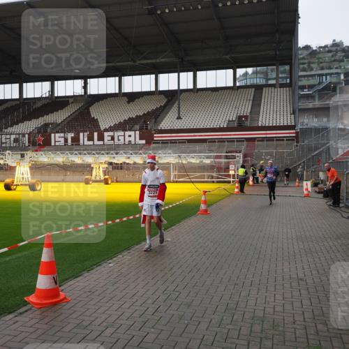07.12.2025 - St. Pauli X-Mass-Run No. 15 Fabian Wolf http://msf.ph/oto/9412837 07.12.2025 11:18:12 Ziel 1325, 1348, 3201, 3221, 3327 meine-sportfotos.de