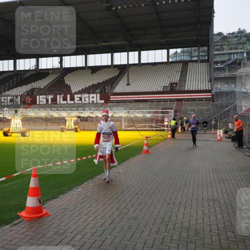07.12.2025 - St. Pauli X-Mass-Run No. 15 Fabian Wolf http://msf.ph/oto/9412840 07.12.2025 11:18:12 Ziel 1325, 1348, 3201, 3221, 3327 meine-sportfotos.de