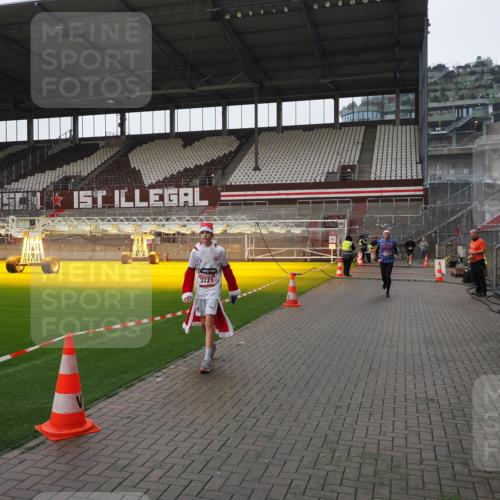 07.12.2025 - St. Pauli X-Mass-Run No. 15 Fabian Wolf http://msf.ph/oto/9412843 07.12.2025 11:18:13 Ziel 1325, 1348, 3201, 3221, 3327 meine-sportfotos.de
